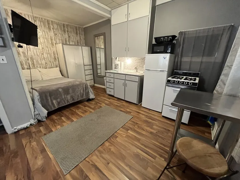 #4 Cultural Center Apartment Downtown Flint - Image 1