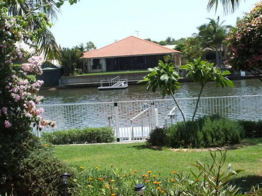 BOATHOUND BONGAREE  On The Canal and Pet Friendly - Image 1