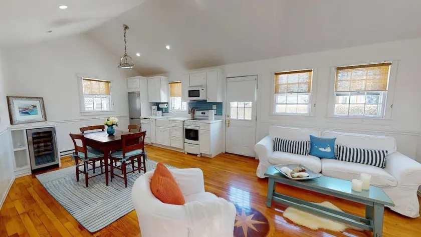 Charming cottage, close to lower Main Street. - Image 1