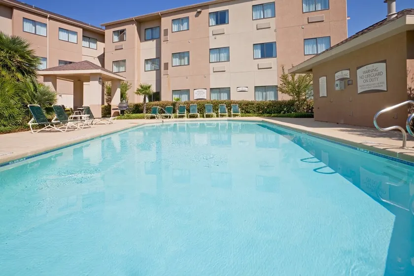 Great Value! Cozy King Suite | Complimentary Breakfast + Shared Outdoor Pool - Image 1