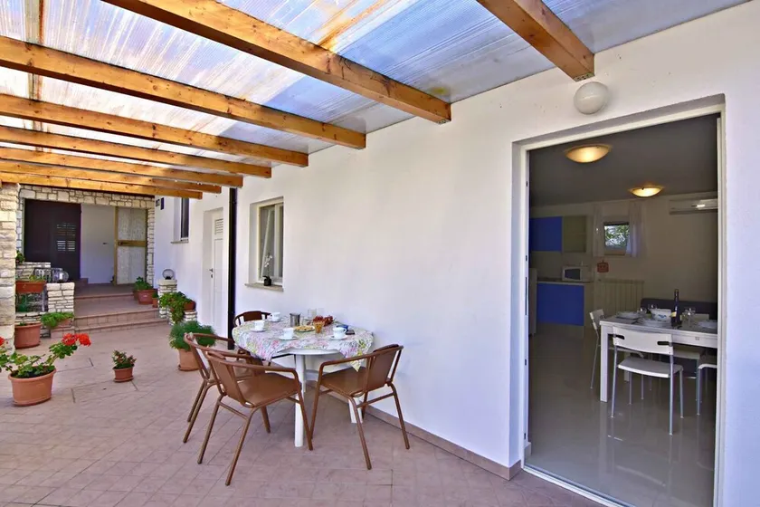 Bungalow near sandy beach - Image 1