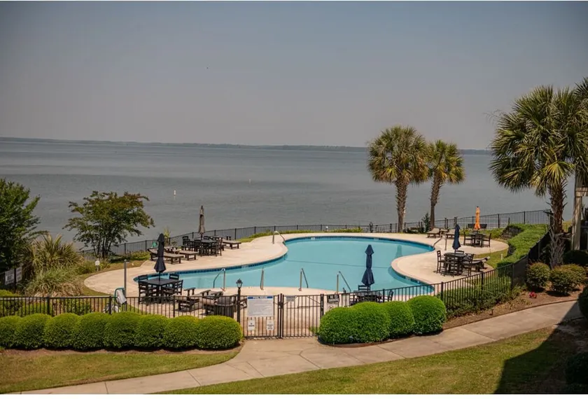 Lovely Condo w/pool, balcony, and lakeside view! - Image 1