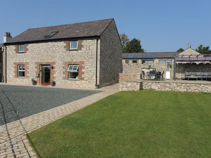 THE STABLES, romantic, luxury holiday cottage in Beaumaris - Image 1