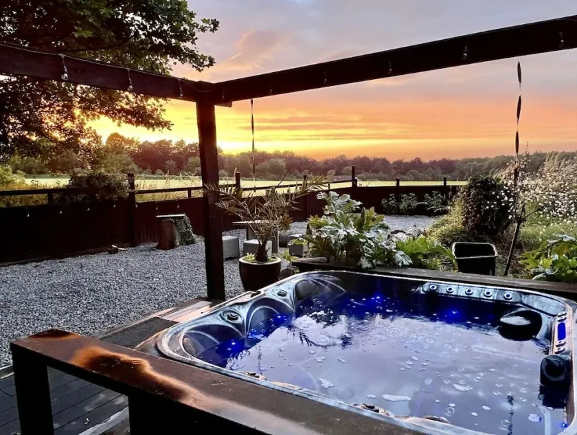 Luxury Lodge close to Clifton Suspension Bridge, hot tub. Sleeps 2 people. - Image 1