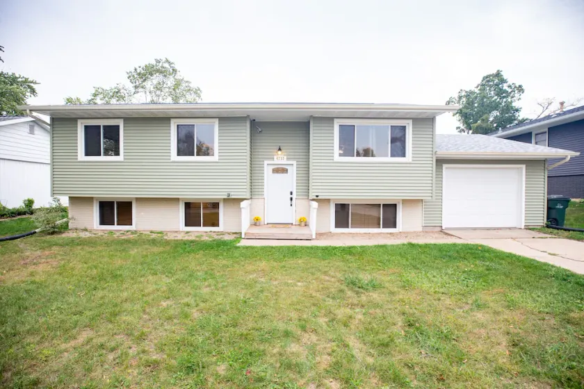 Modern & Homely 4 Bdr NE House by the Golf Course - Image 1