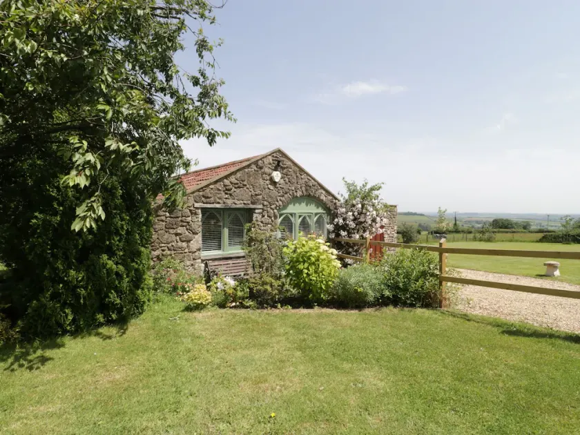 BOUNDARY BARN, family friendly, country holiday cottage in Dundry - Image 1