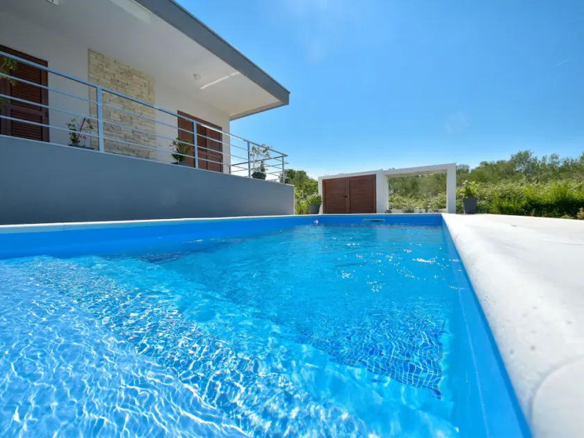 Beautiful private villa for 8 people with WIFI, hot tub, A/C, private pool, TV and terrace - Image 1