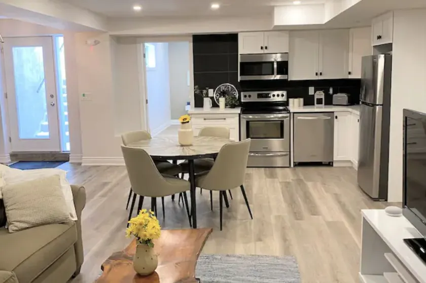 Luxurious, spacious, Independent 2 Bedrooms 2 baths with fireplace/free parking - Image 1