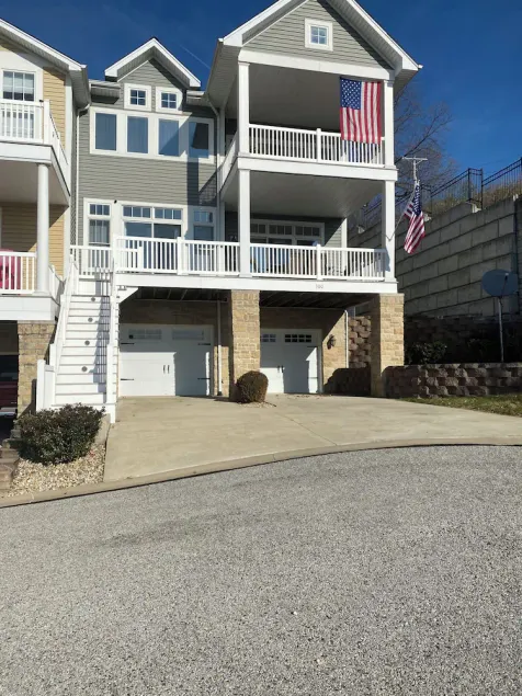 River View TH w/ Patio- 1 block from Main St - Image 1
