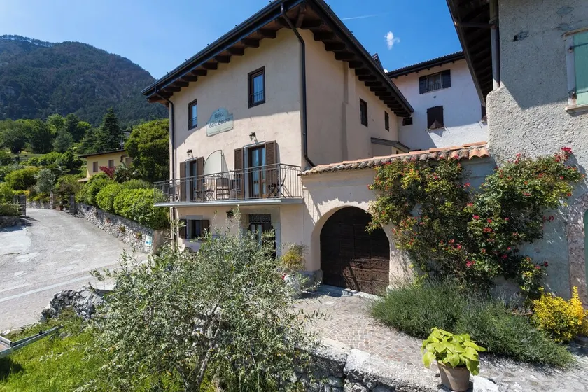 Holiday home with balcony and garden - Image 1
