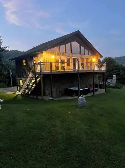 Guest house~ HOT TUB ~Breathtaking mountain views near Hatley Point - Image 1