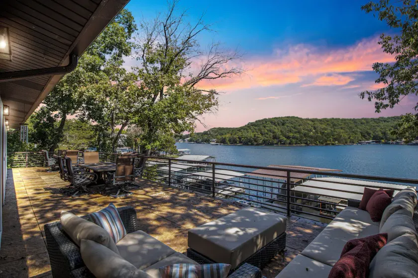 Spacious, Quiet & Great Cove, Nearby Attractions, Private Dock, Fireplace, Expansive Deck - Image 1
