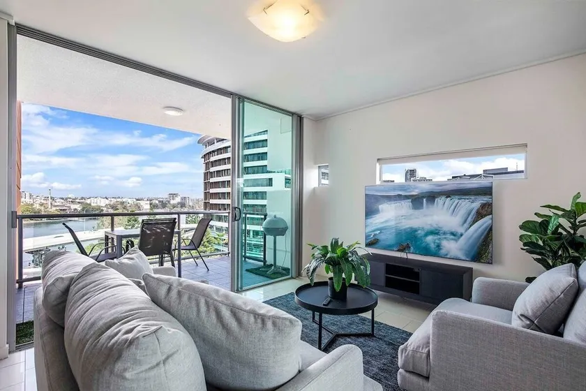 Stadium Vue, 3Bd,Riverview Pool, 300m to S/Stadium - Image 1
