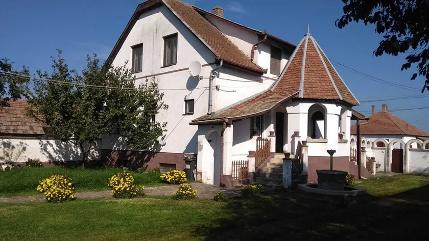 Family home with large backyard - Image 1