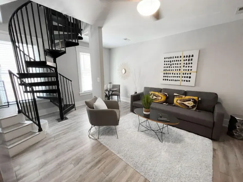 Full Building Huge Downtown Retreat Walkable to Everything - Image 1