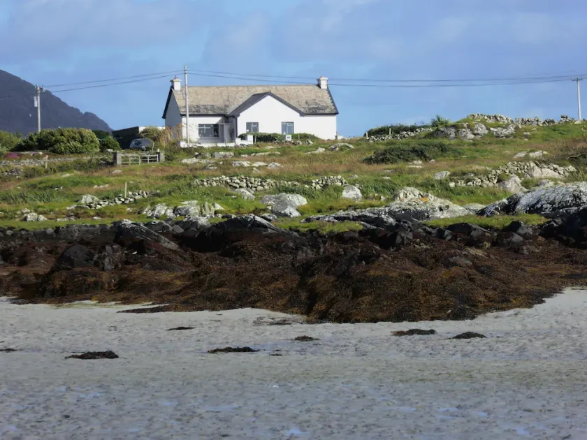 Casa entre costa, lago + montañas: ¡cada ventana es un punto culminante de Connemara! - Image 1