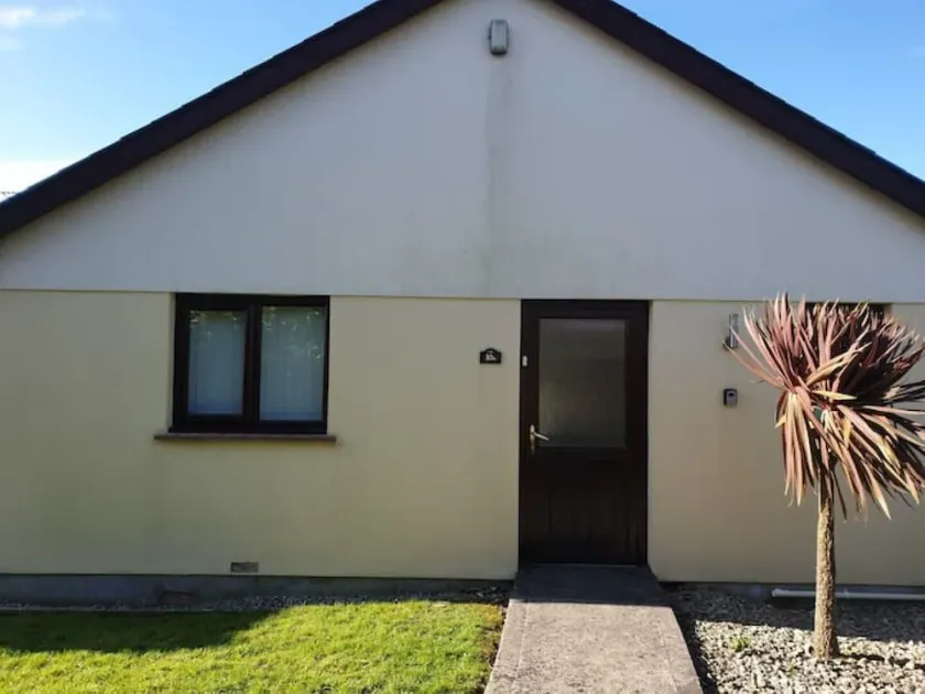 Large 3 bed bungalow set in Woodland grounds near Tamar lakes and local beaches - Image 1