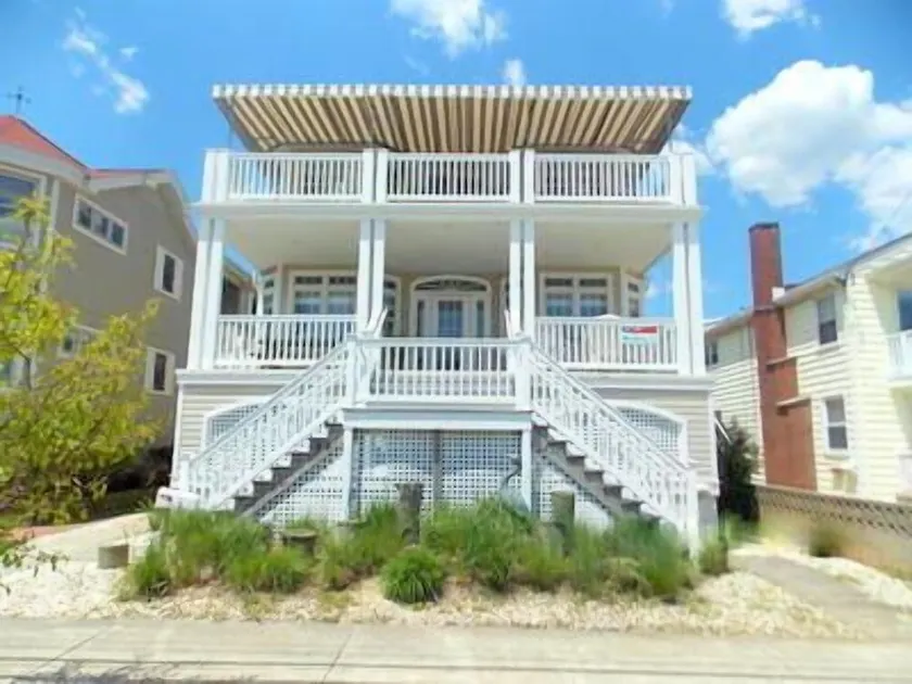 Located across the street from the 40th street beaches! - Image 1