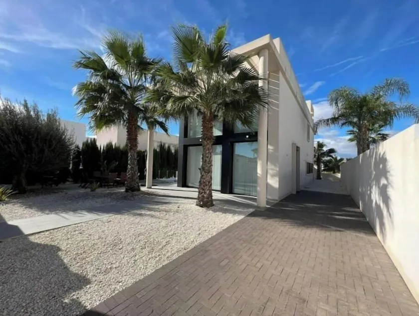 Magnificent villa with private pool - Image 1