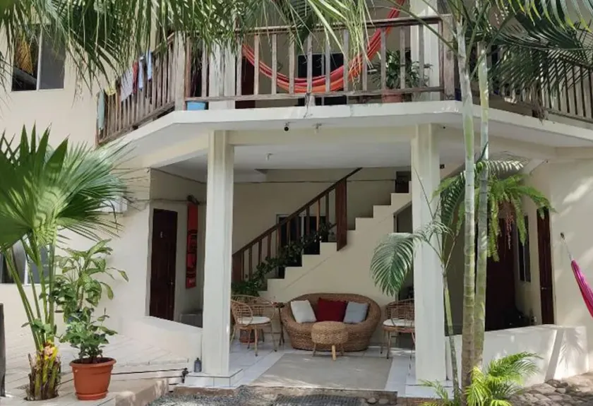 WHOLE HOUSE RENTAL for groups of 4-8 people, less than1 minute walk to the beach - Image 1