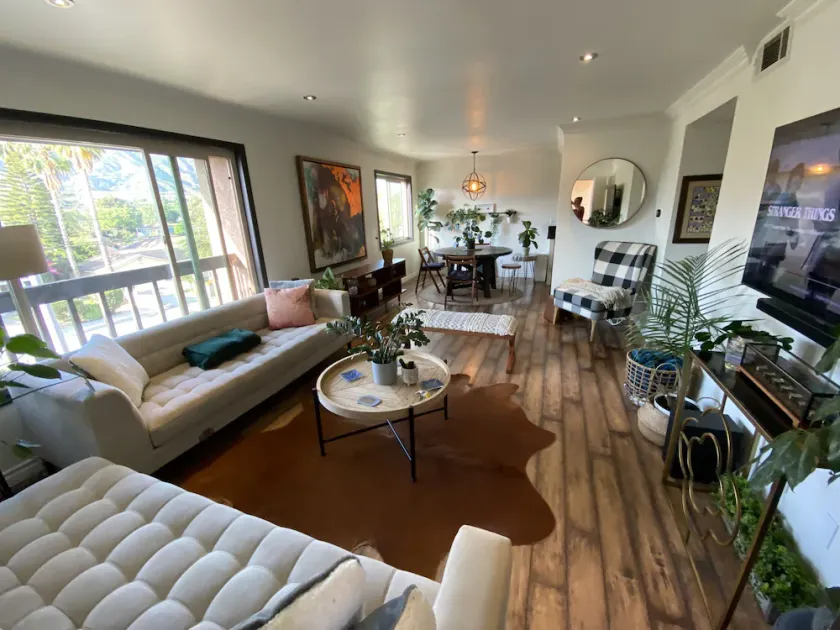 Stylish 2 bed 2 bath condo with a pool  - Image 1