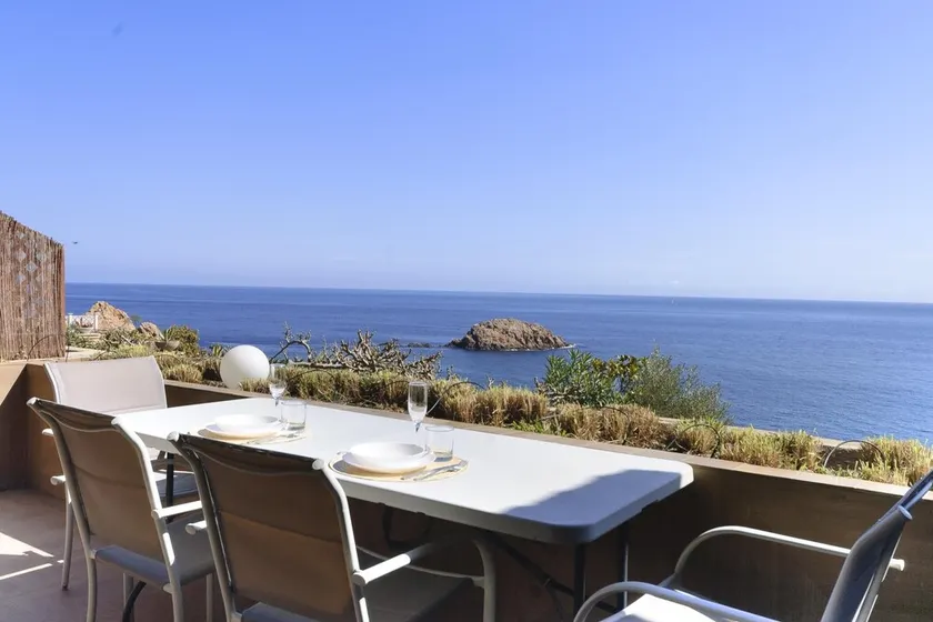 Lets Holidays Modern sea views apartment - Image 1