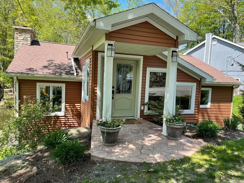 Exclusive Quiet Lake House Retreat Near Elk Mountain - Image 1