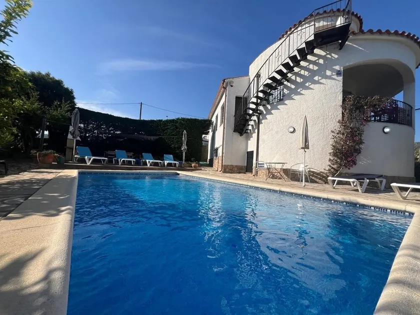 Fully Air Conditioned 4 double Bedroom Family Villa with Swimming Pool / Gardens - Image 1