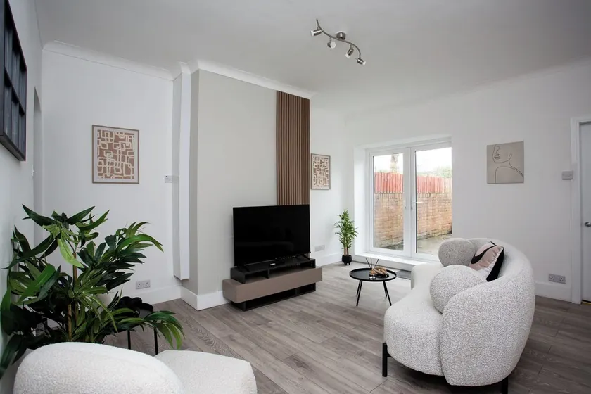 Stylish 2 bed home WIFI Smart Tv - Image 1
