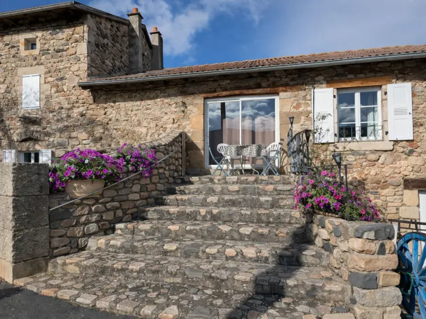 Charming 19th-Century Barn in Quiet Village with Nearby Chateau, Historic Sites & Outdoor Activities - Image 1