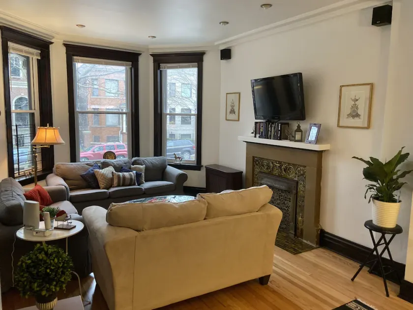 Vintage Wrigleyville Apartment + Free Parking - Image 1
