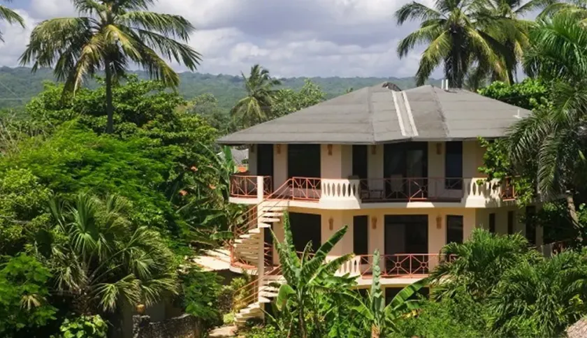 Sea-views penthouse in beachfront residence, near all, 2BD/2BTH, pool, internet - Image 1