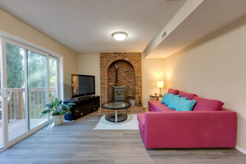 West Linn modern 2 rooms, EV charger, patio, fire pit, forest view, deer glazing - Image 1