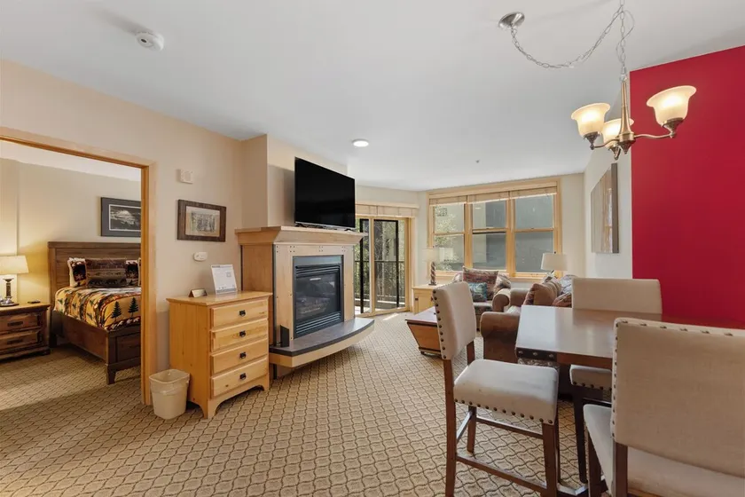Condo River Run, lit King, surplombe les bains à remous, vue sur la montagne, WIFI gratuit - Image 1