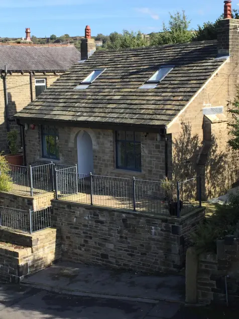 Eastholme Cottage, Holmfirth.  Short walk to village centre in lovely setting - Image 1
