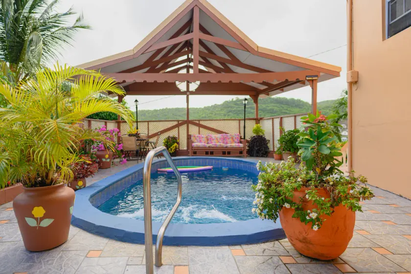 Poolside apartment near beaches Apt. A 2bed 1 bath - Image 1