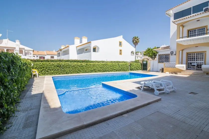 Bellissimo appartamento vacanze Marjoh AL con piscina, balcone, aria condizionata e Wi-Fi - Image 1
