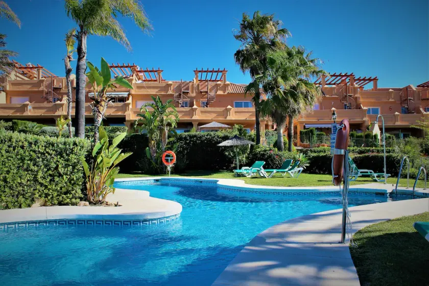Maison de ville avec vue mer à Estepona près de Marbella - Image 1