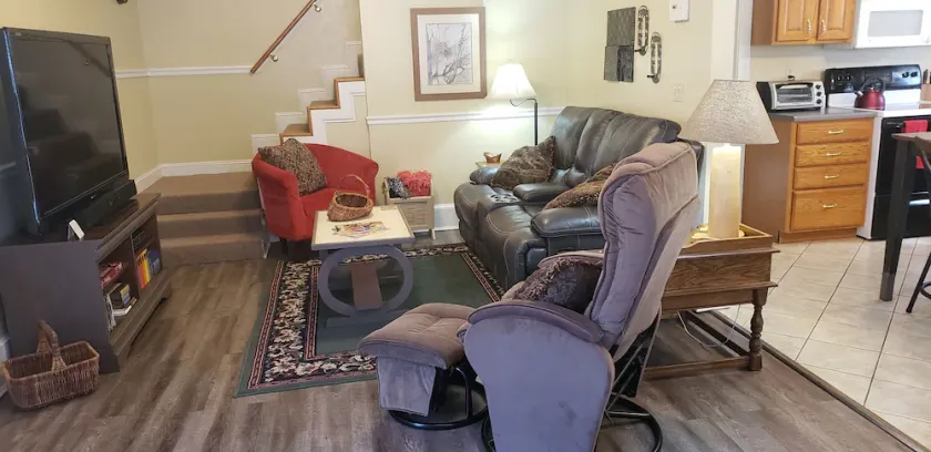 KING Bed, 60\"Roku TV, 3pmCk-In/Noon Ck-Out, Private, Q.Murphy Bed, Full Kitchen - Image 1