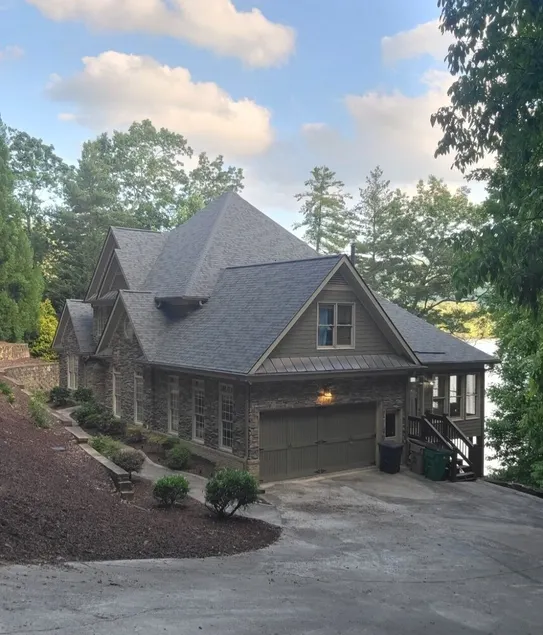 Luxury Lakefront Lodge in Gated Community - Image 1