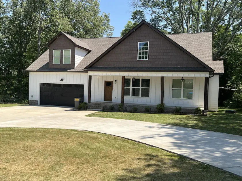 Modern Family-sized Country Gem near Chattanooga with relaxing balcony & deck! - Image 1