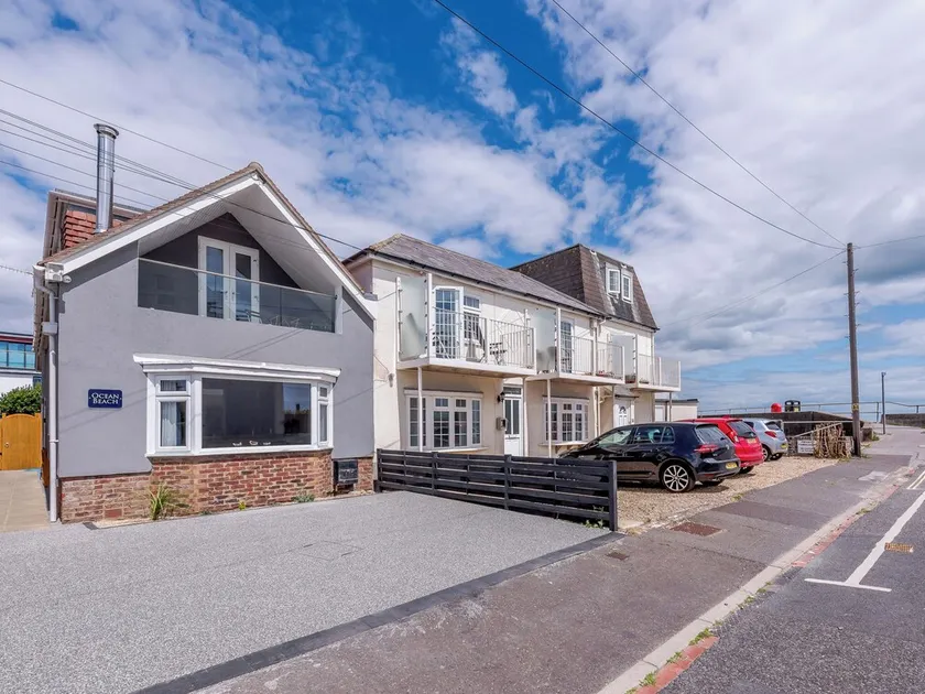 4 bedroom accommodation in Felpham, near Bognor Regis - Image 1