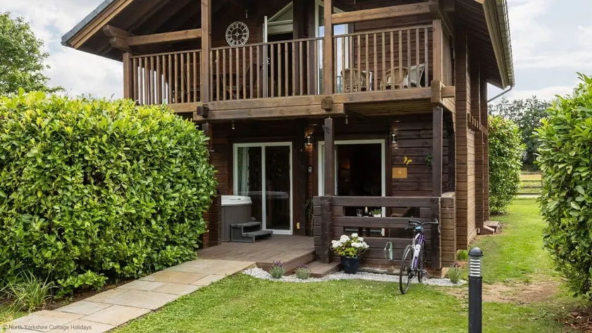 Lake View Lodge with Hot Tub - Image 1