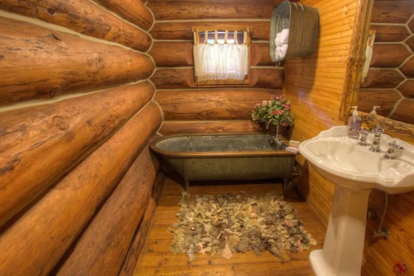 Charming, Rustic Log Home on Edge of South Fork River - Image 1