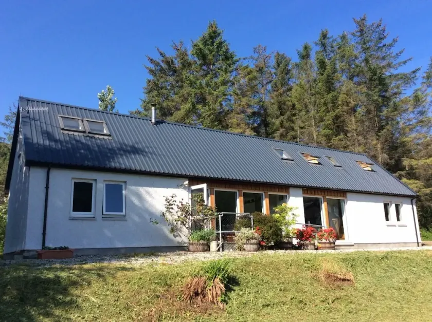 Rummeligt 3 værelses hus med fantastisk beliggenhed over Loch Broom - Image 1