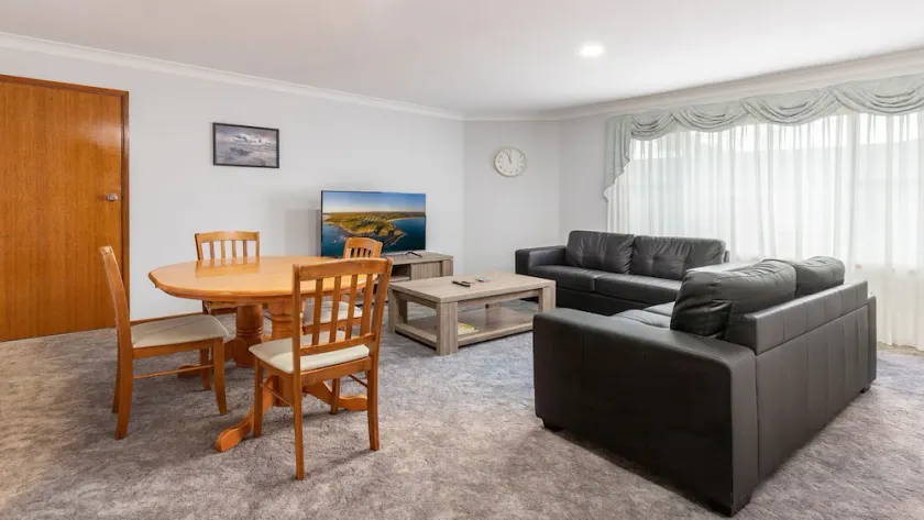 Lovely Single Level Villa close to Rockpool Beach, Tuncurry - Image 1
