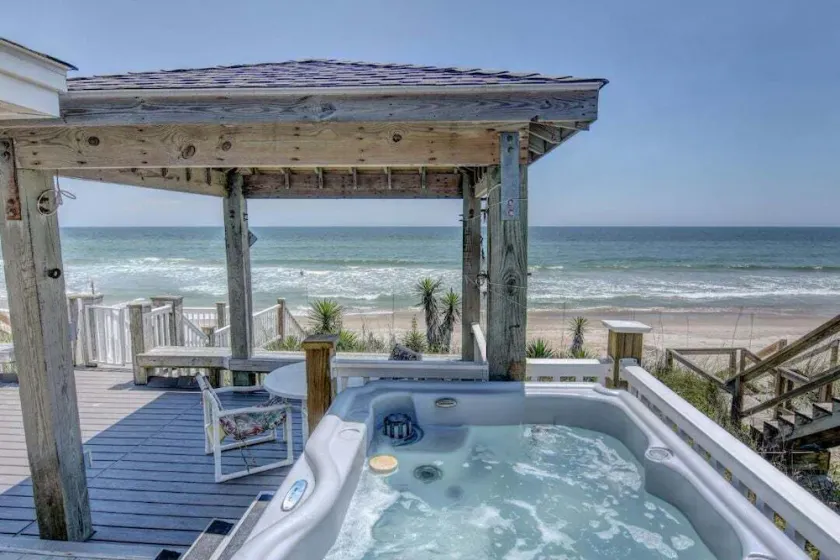 \"Mo & Anita\" OCEANFRONT HOT TUB! 5 chambres / 4. 5 salles de bains acceptant les animaux de compagnie à Surf City, NC - Image 1