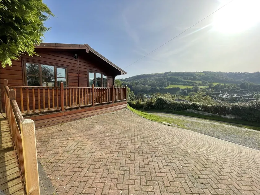 Quiet Sunny South Facing Lodge, Private Decking with Great views & Car Parking - Image 1