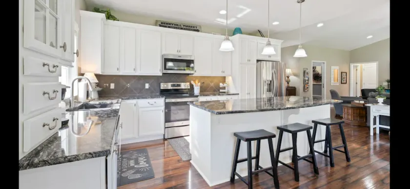 ONE Street, 3 Huge Homes / Lake / Waterpark 1 mile - Omaha's # 1 Reunions / Family Home - Image 1