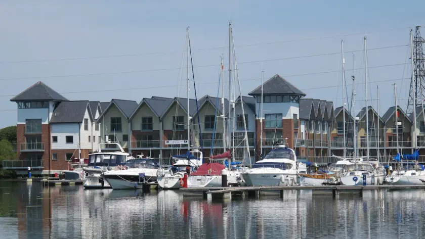 Imposing and  unique waterside marina house in rural setting, close to amenities - Image 1